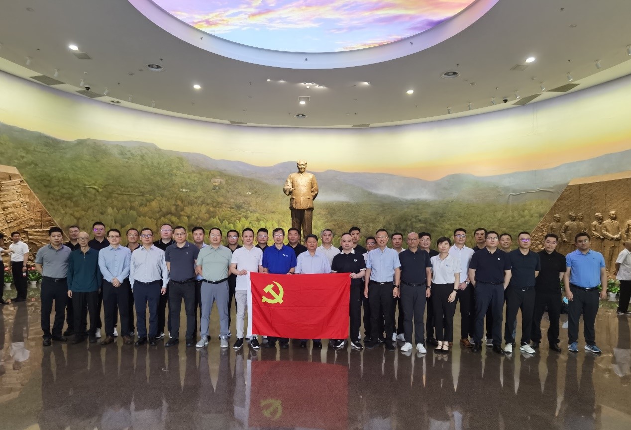 Z6尊龙凯时控股党委组织高管职员旅行香山革命纪念馆
